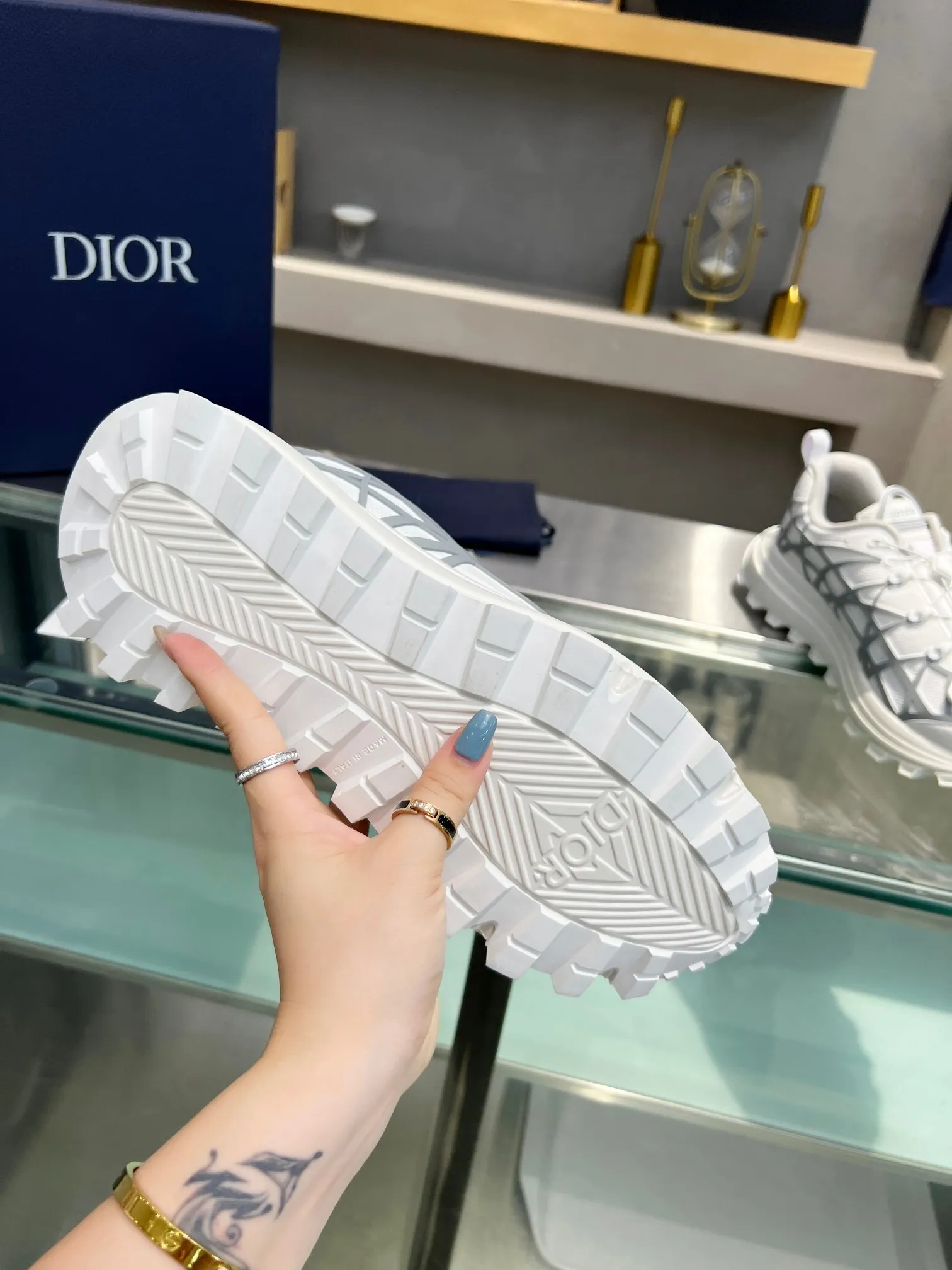 👟👟Ex-factory price 640👟👟 Dior 2023 new style 🆕Low-top B31 Runner sneakers Material: Carefully made of imported mesh fabric, with curved rattan plaid injection molded rubber to enhance the style, a new interpretation of classic patterns, highlighting a futuristic style. Di~r logos adorn the tongue and front, perforations accentuate the hiking style, and a CD Diamond drawstring adds technical appeal. The textured, notched platform is crafted from rubber for optimal traction, and a reinforced heel adds to the comfort. Can be paired with sportswear and casual outfits to create a sophisticated look. Size: Male 39-45 (female size will be released later)